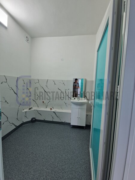Spatiu comercial renovat si amenajat pentru a fi folosit ca o clinica medicala