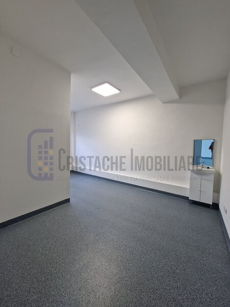Spatiu comercial renovat si amenajat pentru a fi folosit ca o clinica medicala