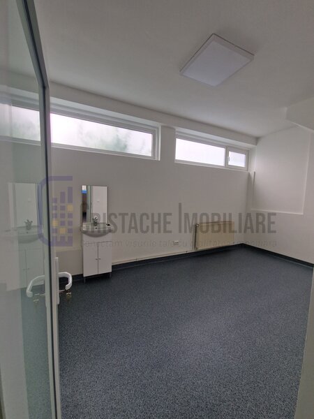 Spatiu comercial renovat si amenajat pentru a fi folosit ca o clinica medicala